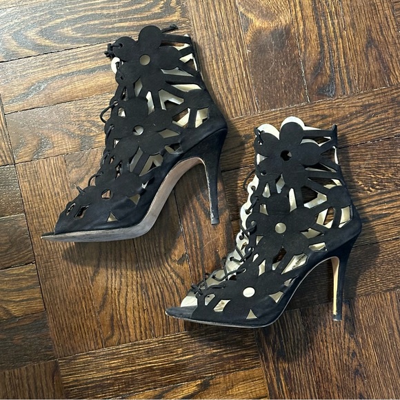 MANOLO BLAHNIK BLACK KAHIKA LASER-CUT FLOWER BOOTIES LACE UP HEELS -SIZE 39.5 - Picture 4 of 13